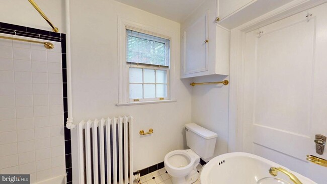 Building Photo - 15 E Custis Ave