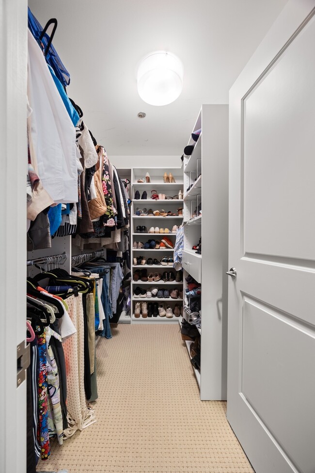 Building Photo - 10 E Delaware Pl