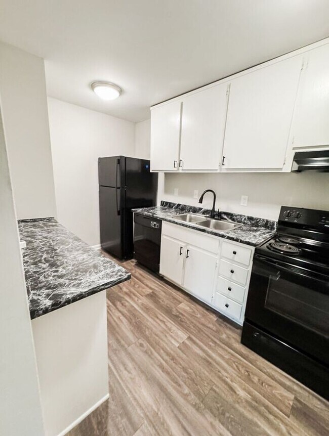 Building Photo - Premium 2 Bedroom Living in the Heart of Northlake