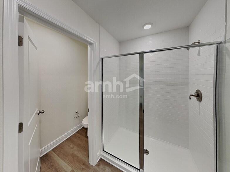 Building Photo - 6004 Pinewood Ests Dr