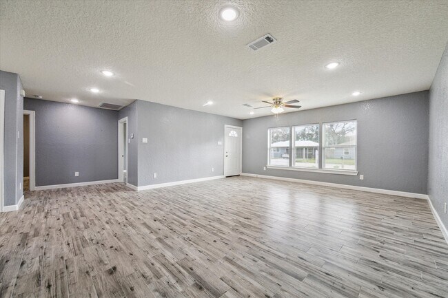 Building Photo - 714 Heisse St