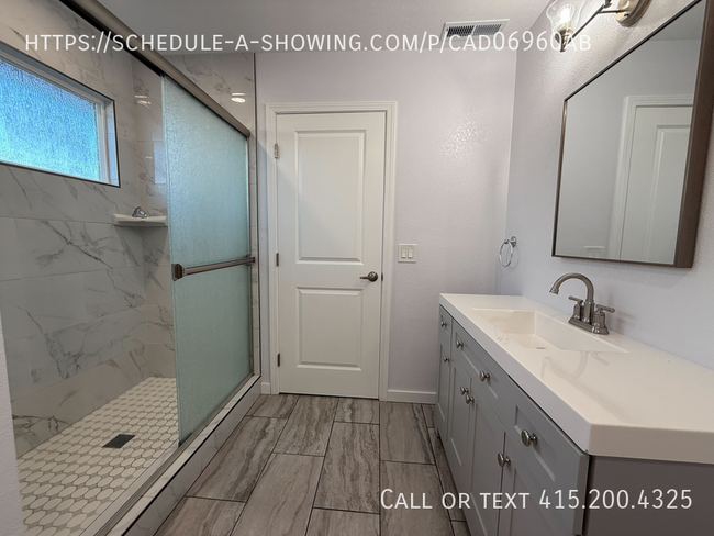 Building Photo - Beautifully Remodeled 2 Bedroom Home Locat...