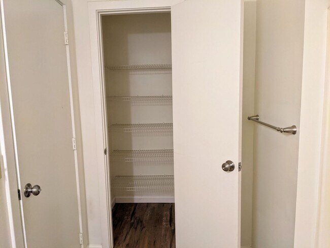 Building Photo - Spacious 2 Bedroom Apartment in Emmaus!