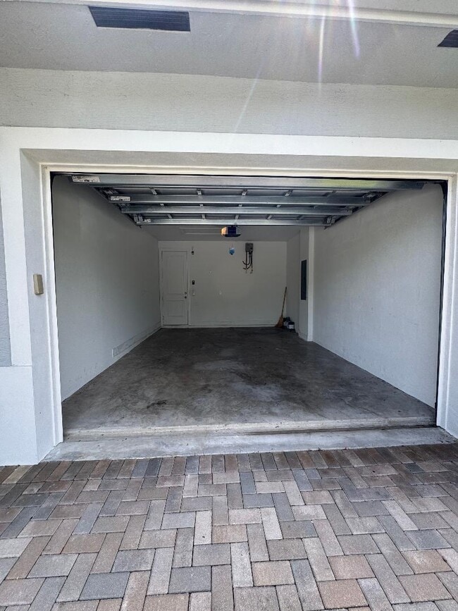 Building Photo - 1029 Mango Dr