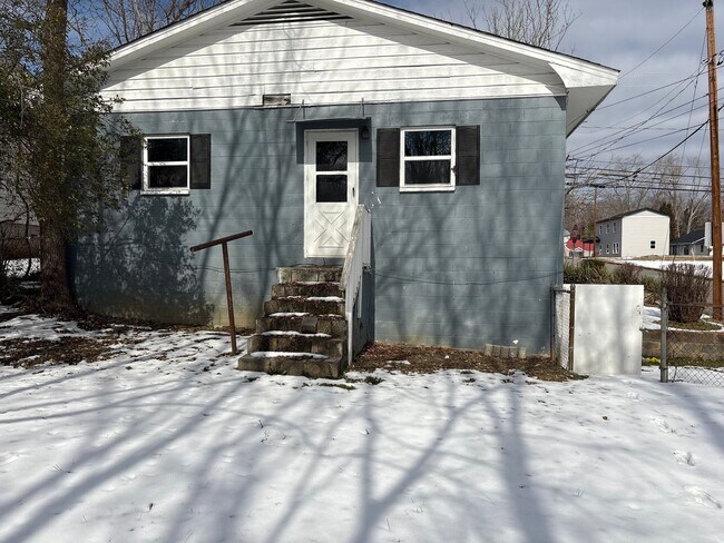 Building Photo - 2 bedroom, 1 bathroom home available in Winston-Salem!