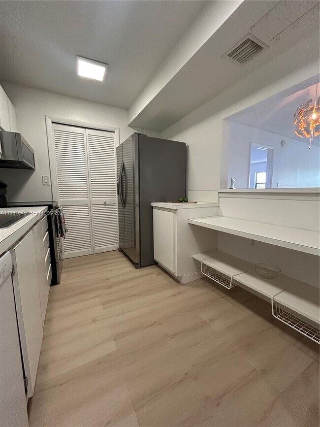 Building Photo - 240 Lakeview Dr