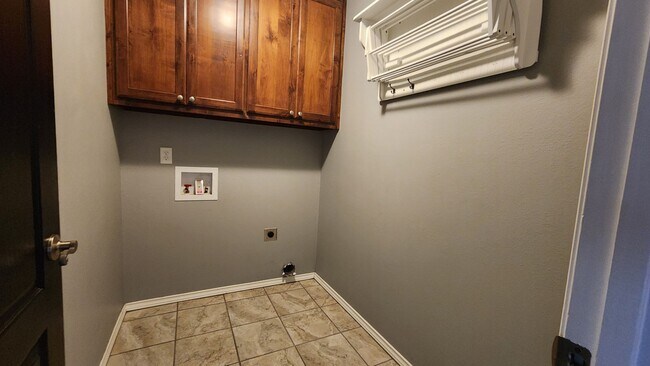 Building Photo - 4 bedroom 2 bath Paulann home AVAILABLE SOON!