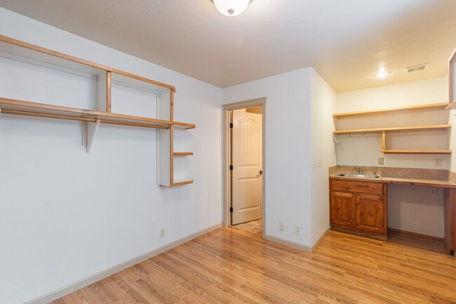 Building Photo - Studio Unit Available in a Meridian Neighb...