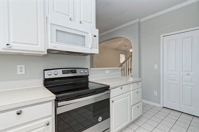 Building Photo - End-Unit 3br/2.5bth Townhome in Villages o...