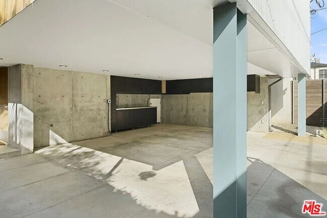 Building Photo - 724 Superba Ave