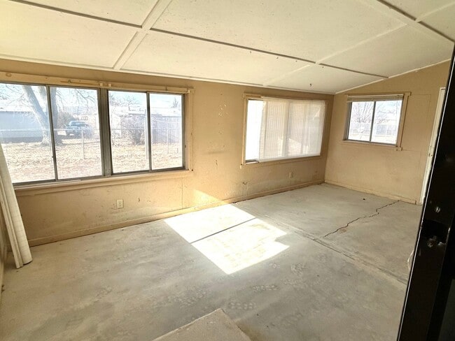 Building Photo - Great Space, Convenient Location