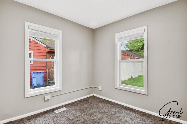Building Photo - $1500 3 bedrooms