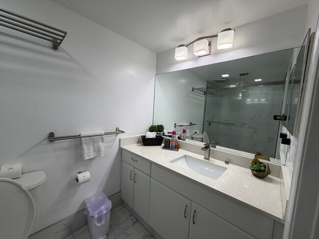 Building Photo - 1 SE 12th St