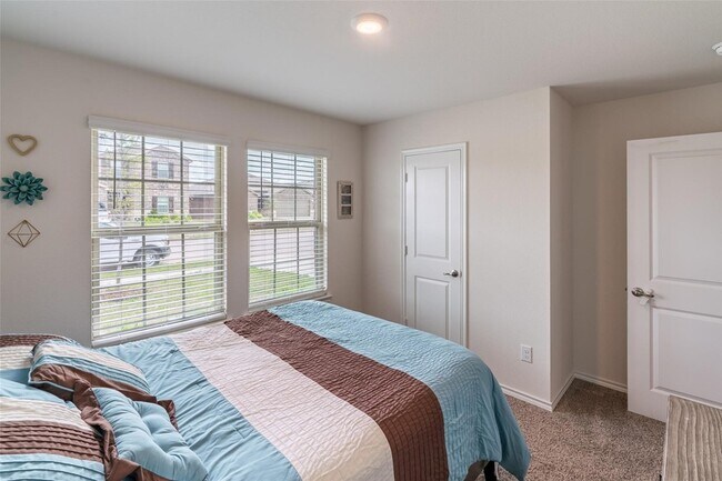 Building Photo - 121 Admiral Ln
