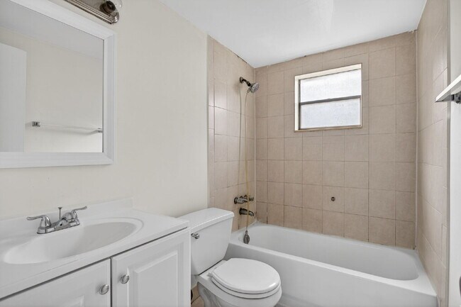 Building Photo - QUICK MOVE IN - FIRST MONTH FREE | Bright & Modern 1-Bedroom Apartment in Prime Oakland Park Loca...