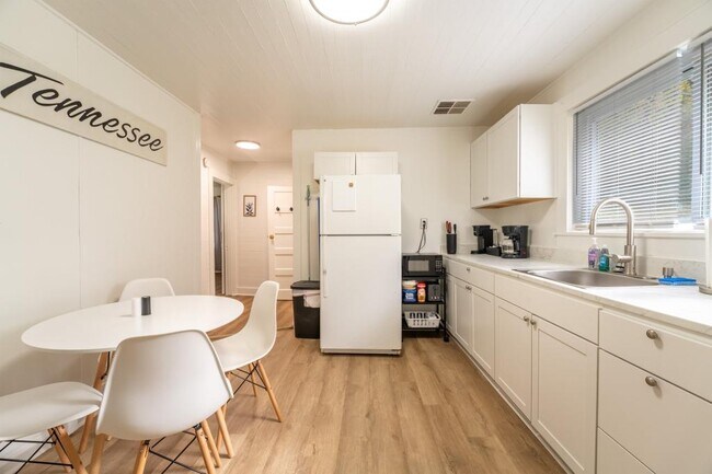 Building Photo - 614 E Brushy Valley Dr