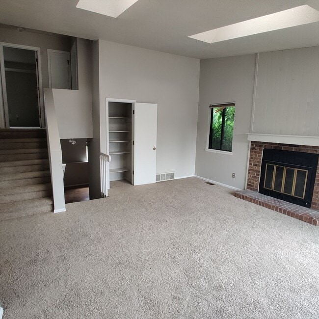 Building Photo - Beautiful 3 bedroom, tri-level home availa...