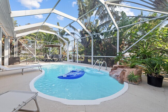 Building Photo - 726 SE Seahouse Dr
