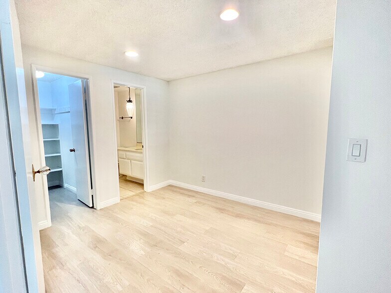 second bedroom/den - 441 N Oakhurst Dr