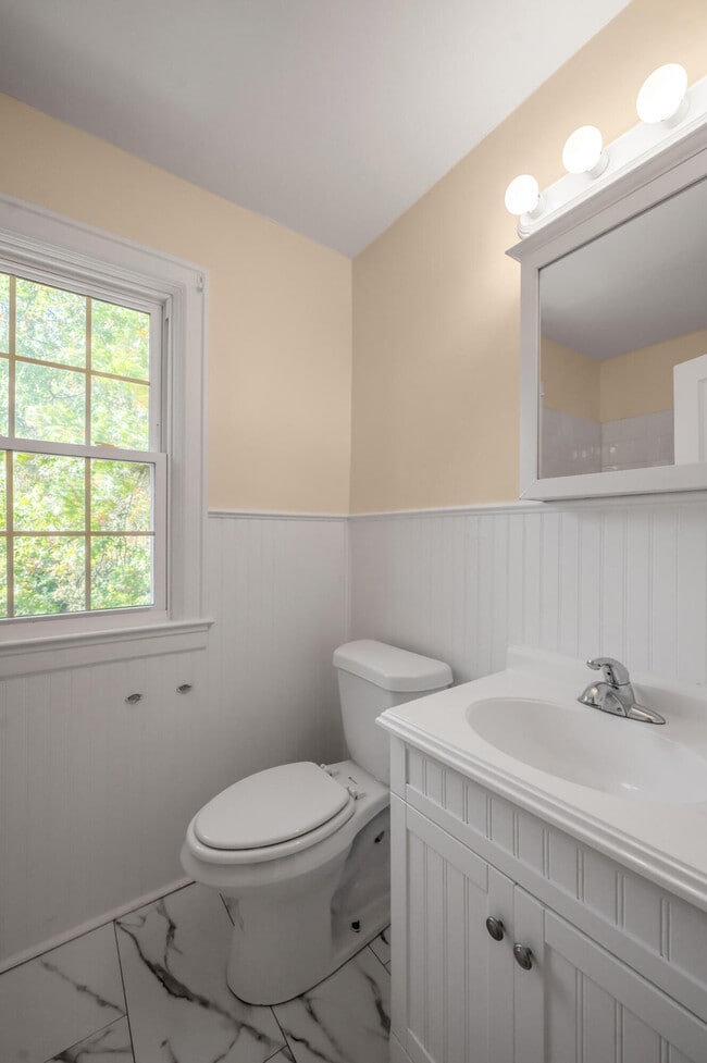 Building Photo - 494 Bob O Link Dr