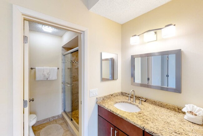 Building Photo - 3601 E Bay Dr