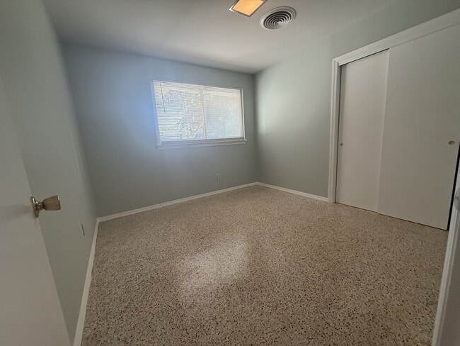 Building Photo - 2803 Smilax Ave