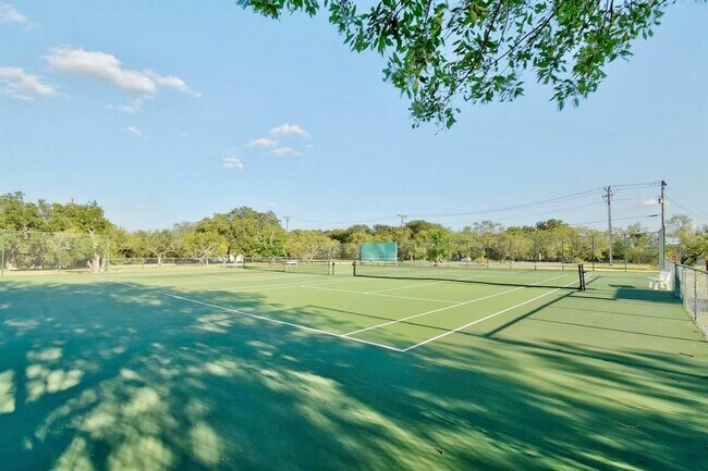 Building Photo - 418 Bedford Dr