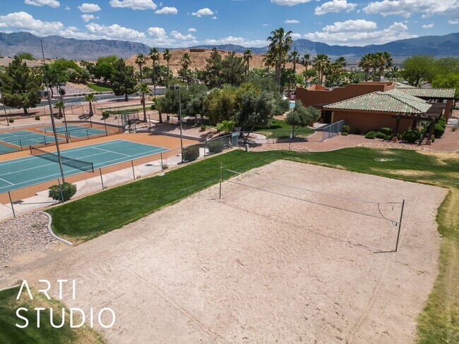 Building Photo - Beautiful home located in the gated commun...