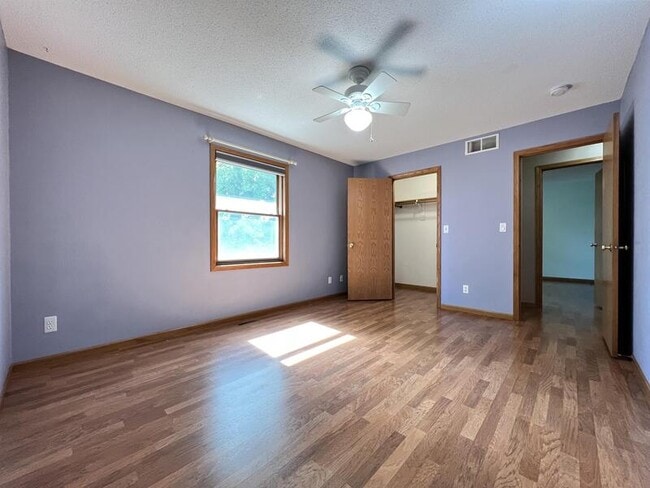 Building Photo - 2305 Eastlawn Dr