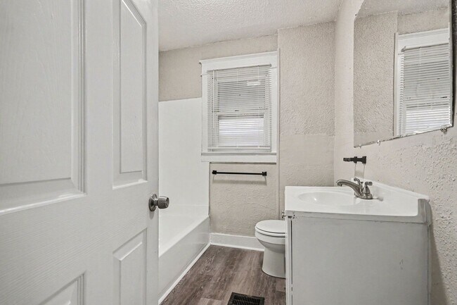 Building Photo - *MOVE IN SPECIAL* $250 Off First Full Month's Rent OR Free 55in TV!
