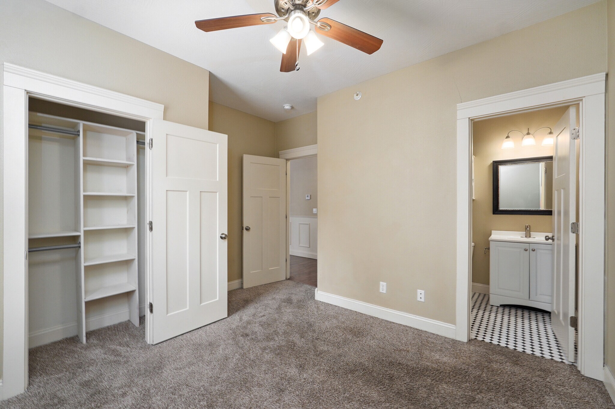 Building Photo - 1046 E Walnut St