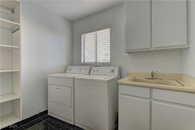 Building Photo - 8700 Captains Pl