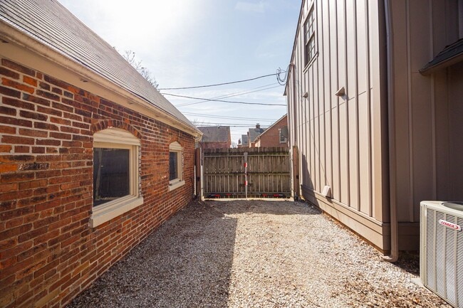 Building Photo - 357 Jackson St