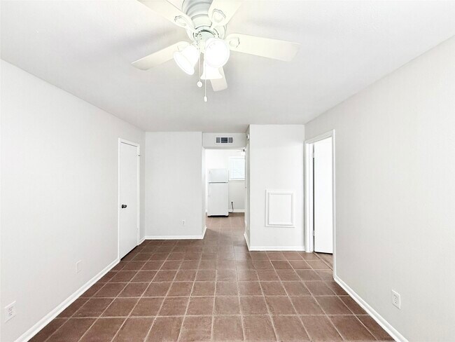 Building Photo - 1141 N Durham Dr