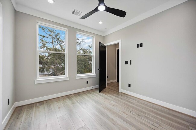Building Photo - 602 W 28th St
