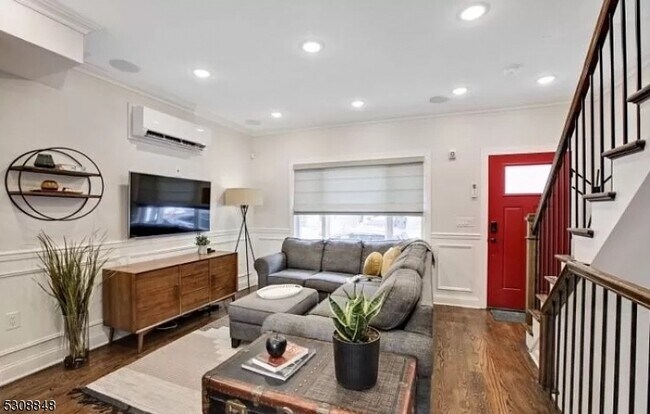 Building Photo - 5 W 19th St