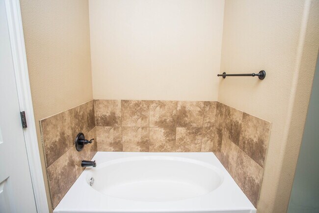 Building Photo - Charming 4 Bedroom, 2 Bath Two-Story Duplex