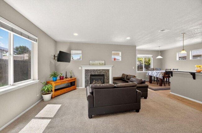 Building Photo - 3 Bedroom, 2.5 Bathroom Medford Home