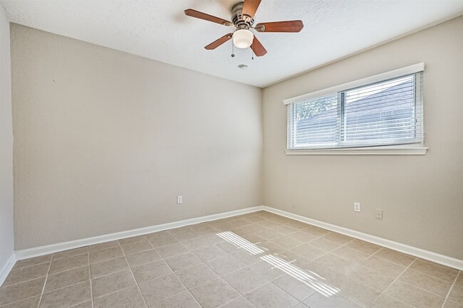 Building Photo - 1113 N Heron Dr
