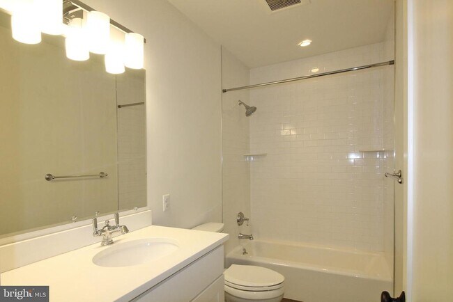 Building Photo - 71 N Main St