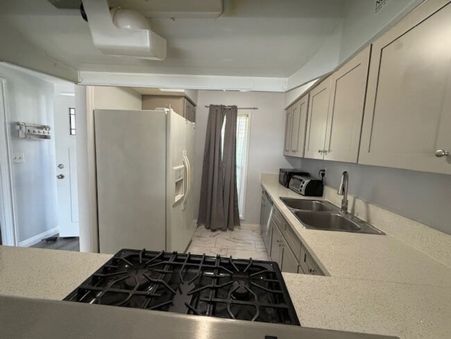 Building Photo - Remodeled Condo in Tustin