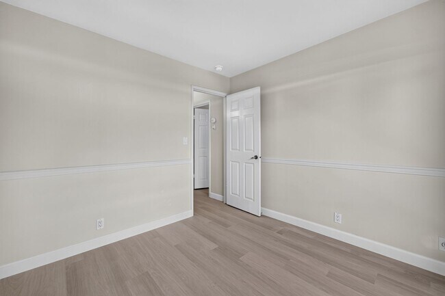 Building Photo - Beautifully Updated 2BR Condo with New Appliances & Community Pool