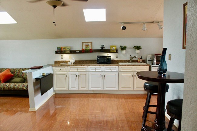 Primary Photo - 658 West Ave