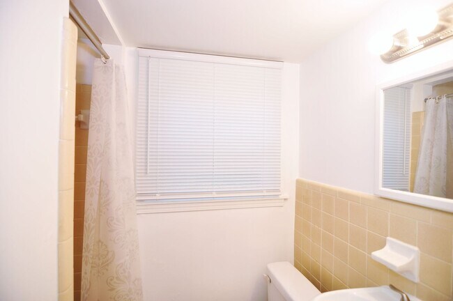 Building Photo - 2816 Broadview Dr NW