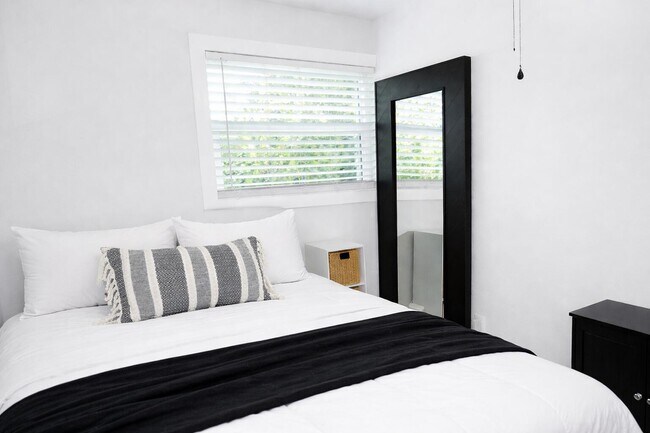 Building Photo - 1820 SW 36th Ave