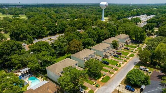 Building Photo - Move in ready Townhome in Fort Walton Beach close to Eglin AFB!