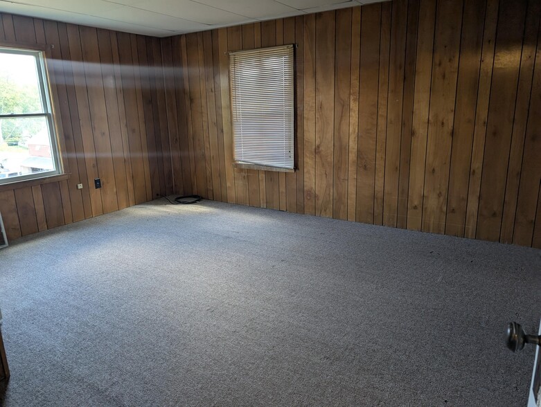 Master bedroom - 302 Jerome Ave