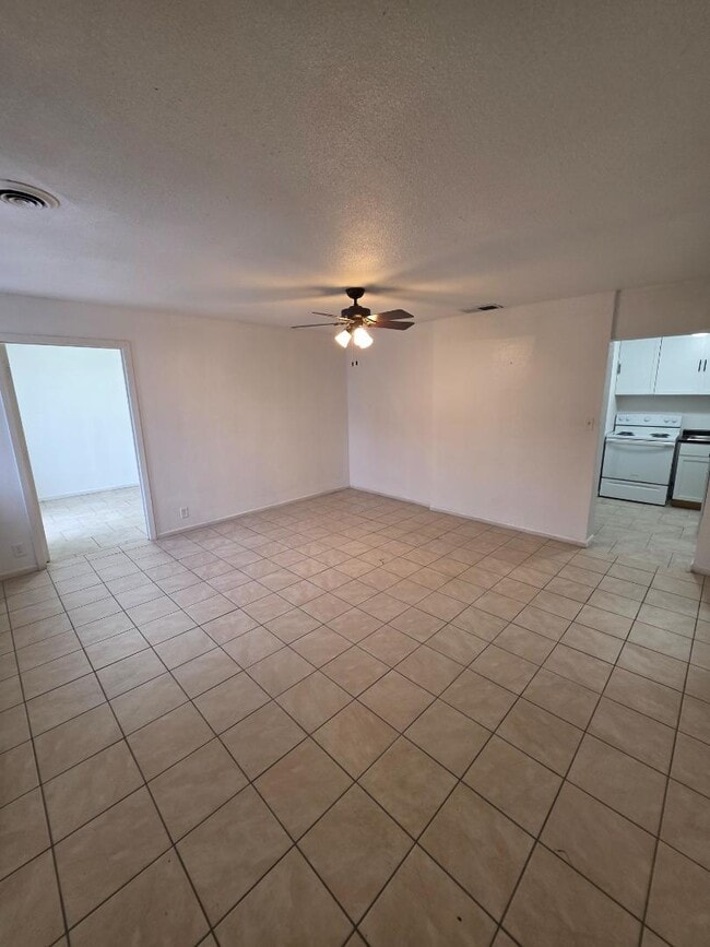 Building Photo - 311 E Thayer Ave