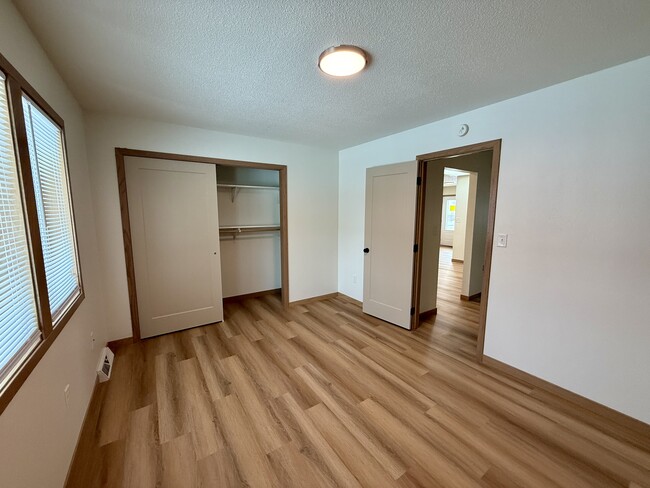 Building Photo - 1004 Castlewood Dr