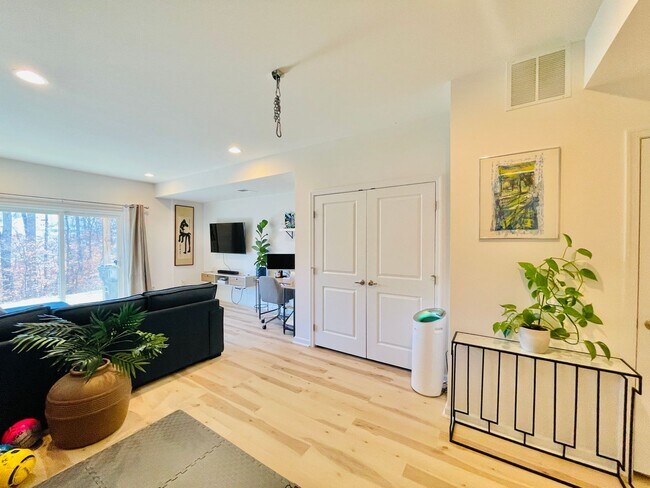 Building Photo - 127 Streamview Dr